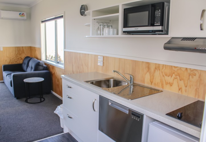 deluxe waterfront motel16
